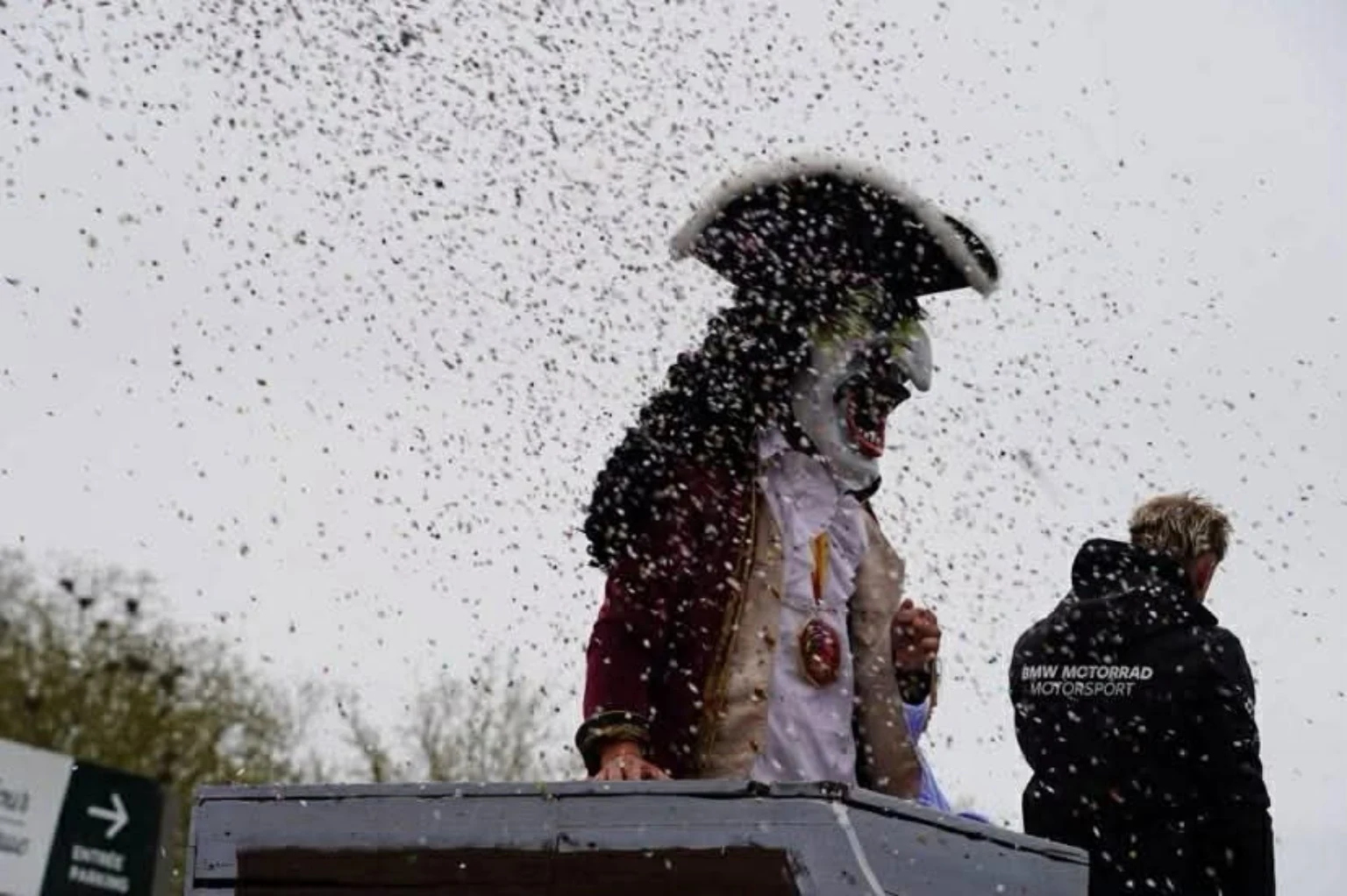 Un pirate sur le char au milieu d’une pluie de confettis.